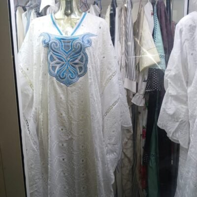 Robe en dentelle avec broderie au cou