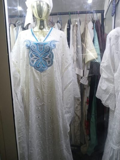 Robe en dentelle avec broderie au cou