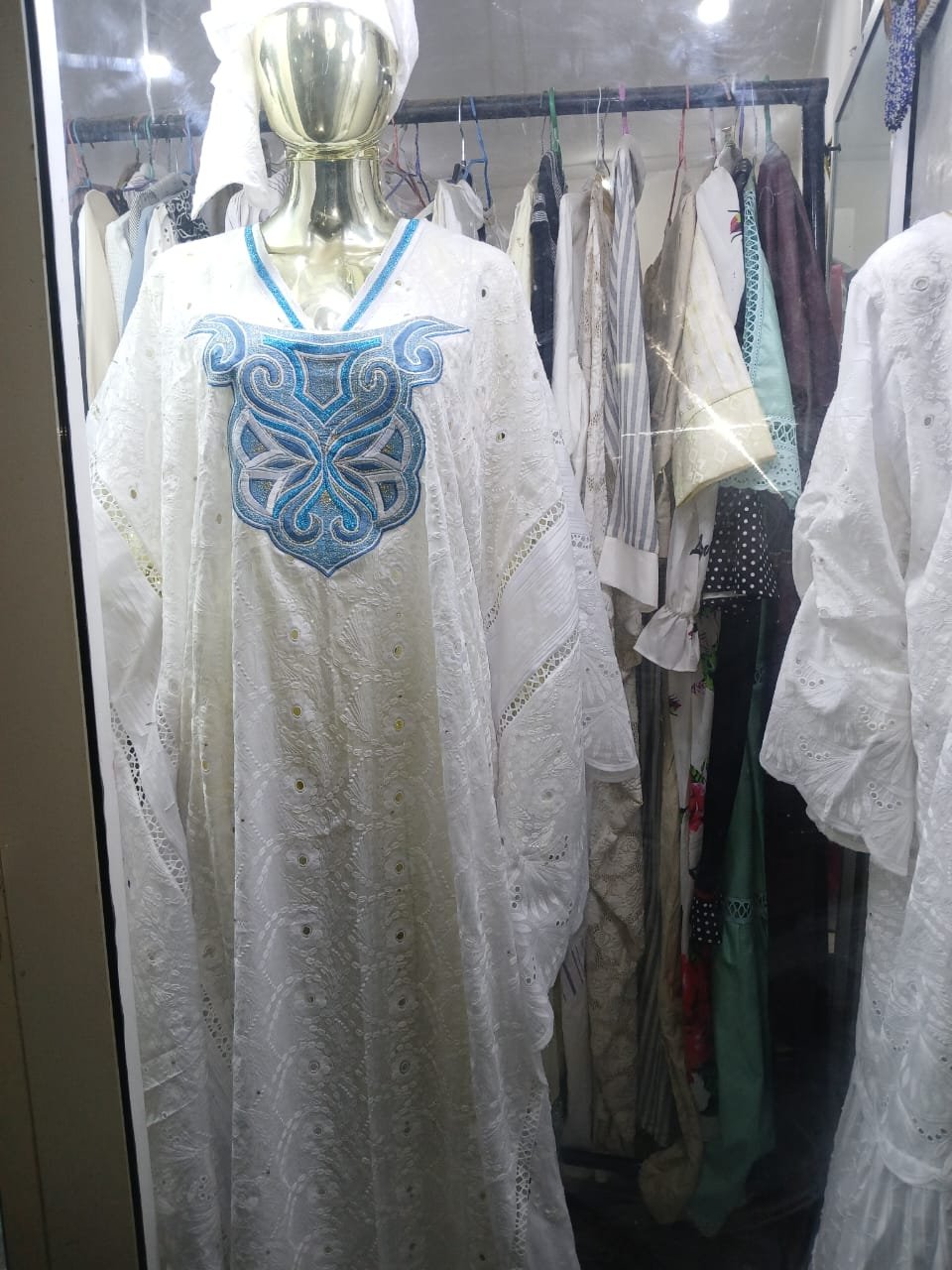 Robe en dentelle avec broderie au cou