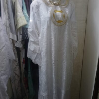Robe en dentelle avec broderie au cou