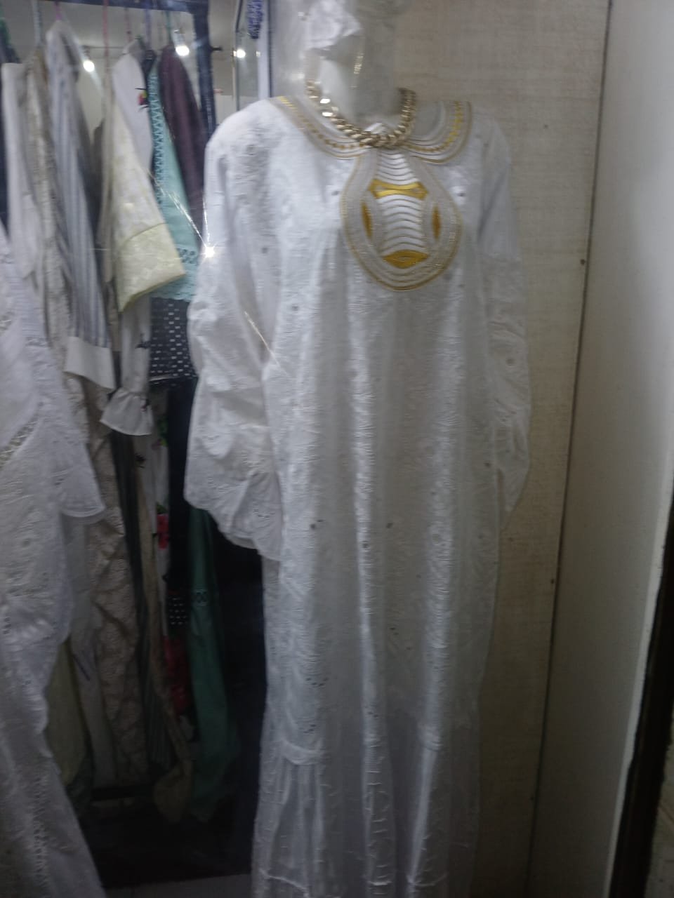 Robe en dentelle avec broderie au cou