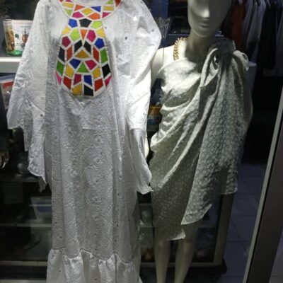 Robe en dentelle avec broderie au cou