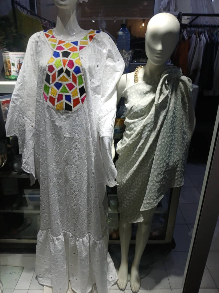 Robe en dentelle avec broderie au cou