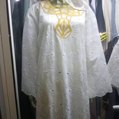 Robe en dentelle avec broderie au cou