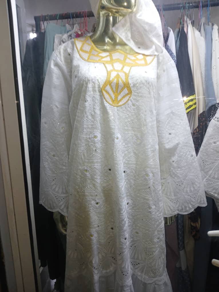 Robe en dentelle avec broderie au cou