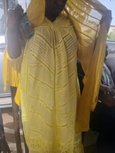 Robe jaune en voile brodé