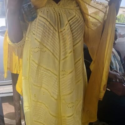 Robe jaune en voile brodé