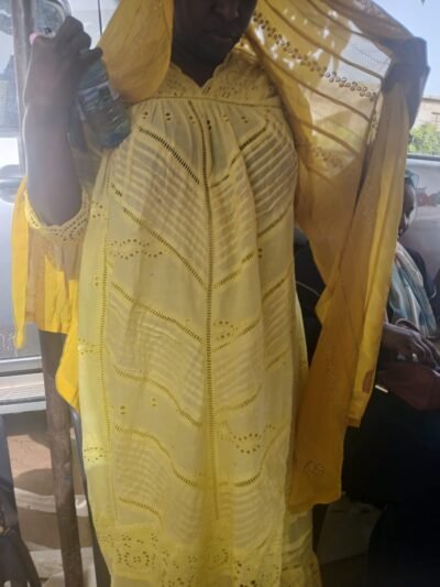 Robe jaune en voile brodé