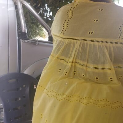 Robe jaune en voile brodé