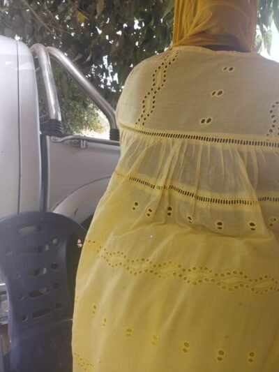 Robe jaune en voile brodé